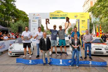 Podio 8è Rally Catalunya - Costa Daurada Legend, con Josep Mateu (presidente RACC) y Noemí Llauradó (presidenta Diputació de Tarragona) (Foto: Miquel Rovira)